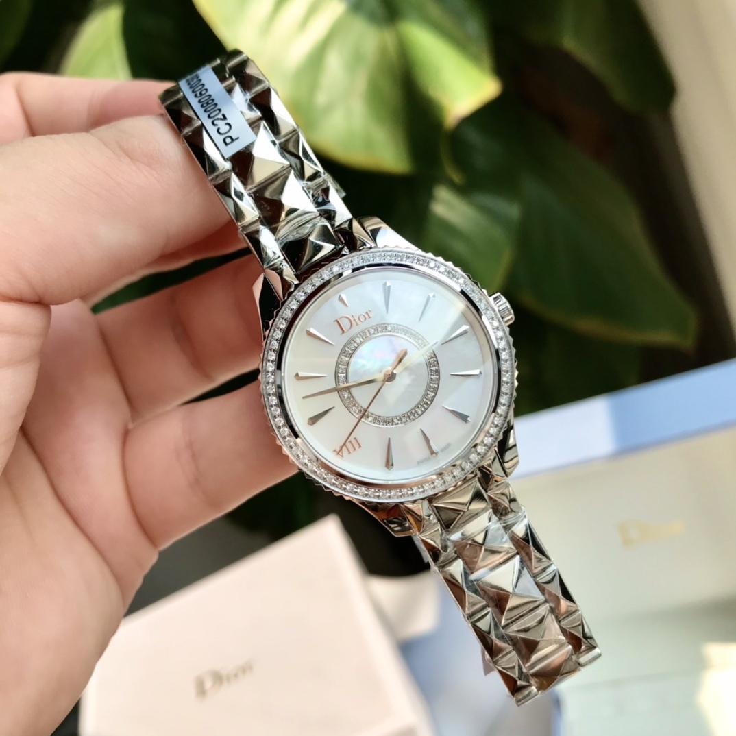 迪奧DIOR VIII系列腕表，承襲了迪奧手錶一貫的精神，將創新融入於華麗時尚的質感。以珠寶設計概念，融入最簡潔的設計，充滿清新氣質與現代氣息、幻化成一隻只永恆的經典。引入了新鮮色彩和全新元素，徬佛一件珍貴的織品，將經典與華麗交錯其中。卓越工藝精緻打磨將精鋼錶帶做鑽石💎切割形狀，舉手之間將光芒服貼於手腕上，猶如一款顯露時間的手煉。表圈鑲嵌Vs1.2天然鑽石67顆，顆顆閃耀，另外字面還鑲嵌了34顆Vs1.0天然真鑽，總數超百顆，史上最奢華，Gtc權威認證，聯網可查，白色珍珠母貝錶盤，鑽石菱點鑲貼時標，