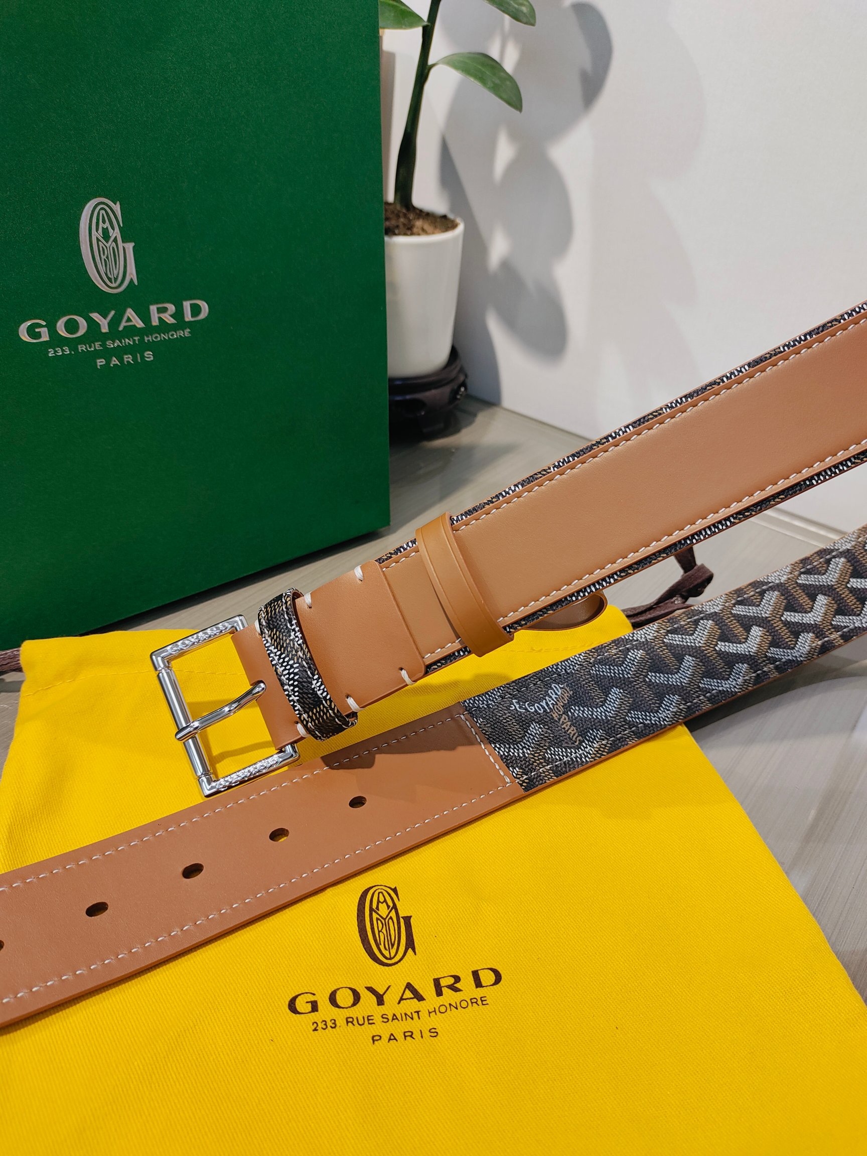 
Goyard(戈雅)腰帶源於法國奢侈品牌，設計風格簡約低調，腰帶身有標誌性帆布搭配進口頭層牛皮，腰帶扣採用簡約精品鋼扣，延續品牌的低調奢華，帶身寬度3.8CM，適用商務休閒日常佩戴。