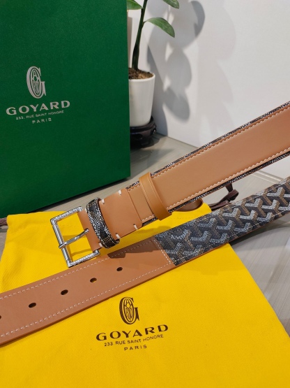 
Goyard(戈雅)腰帶源於法國奢侈品牌，設計風格簡約低調，腰帶身有標誌性帆布搭配進口頭層牛皮，腰帶扣採用簡約精品鋼扣，延續品牌的低調奢華，帶身寬度3.8CM，適用商務休閒日常佩戴。