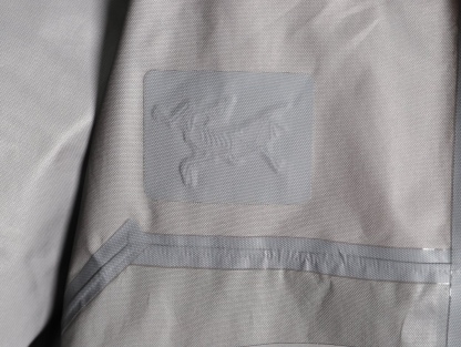 🔝ARC`TERYX 始祖鳥 頂配 Beta SL衝鋒衣
是一款專為戶外探險設計的高性能外套。
採用GORE-TEX 面料。
具備卓越的防水透氣性能，確保在惡劣天氣下依然保持乾爽舒適。
其高質量設計使其便於攜帶，非常適合長時間的徒步和旅行。
Beta SL新色不僅時尚亮眼，還增加了戶外活動中的可見性，提升安全性。獨特的
StormHood™帽兜設計，提供全面的頭部保護，同時不影響視野。
腋下拉鍊設計增強了透氣性，防止過熱。無論是登山、徒步還是日常通勤，始祖鳥Beta SL衝鋒衣都是您不可或缺