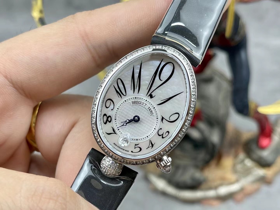 [玫瑰][玫瑰]最強 升級版 頂級 復刻女款 寶璣那不勒斯皇后系列，
【表殼】腕表尺寸分別為中號36.5x28.5毫米 
鵝卵形表殼高雅大氣，表殼外緣飾有錢幣紋。表圈和表殼周圍鑲嵌共117顆施華洛水晶（約0.99克拉）。表冠處鑲有一顆梨形晶石（約0.26克拉）
【精彩細節】
1.與原裝吻合，在表殼背部均打有貴金屬標識，效果清晰工整，彰顯腕表檔次。2.穹面玻璃，從側面看不僅有魚眼效果，還能折射鑽石帶來的璀璨光芒，更顯腕表高貴血統。
3.為了達到原裝K金質量的手感，調試了表殼內部結構的配重，做到重量與原版如出