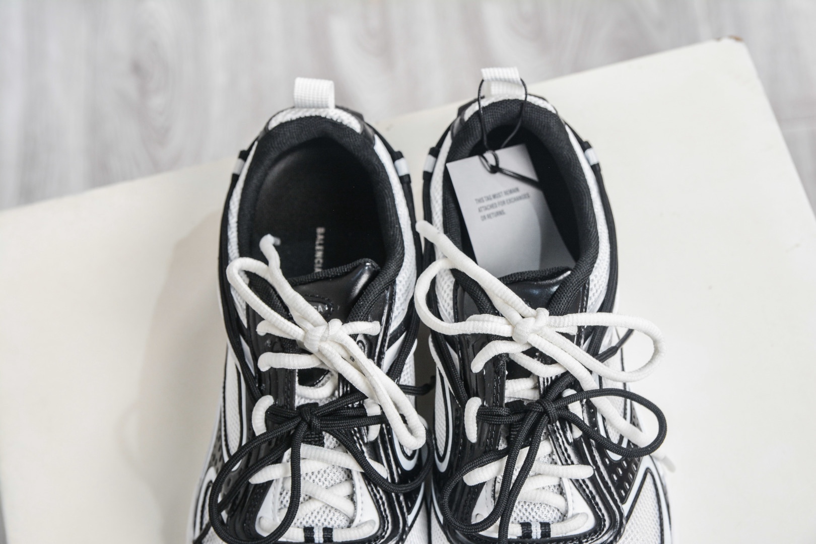 Balenciaga巴黎世家 25代 Radar 圓頭系帶 做舊效果 巴黎新款 
貨號：865703 WSTE0 9010
尺碼：35 36 37 38 39 40 41 42 43 44 45