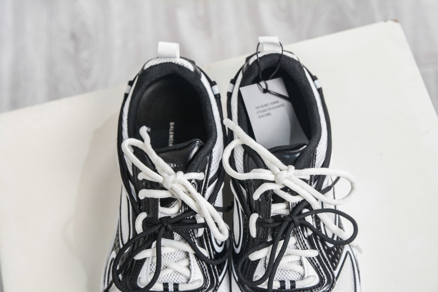 Balenciaga巴黎世家 25代 Radar 圓頭系帶 做舊效果 巴黎新款 
貨號：865703 WSTE0 9010
尺碼：35 36 37 38 39 40 41 42 43 44 45