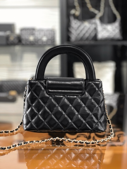 新品到貨🆕𝗖𝗵𝗮𝗻𝗲𝟭 𝟐𝟓𝐂
𝗞𝗲𝗹𝗹𝘆 手提鏈條包大號 黑色
售價𝟥𝟧𝟨𝟢𝟢𝗋𝗆𝖻購入開發〰️

全網最熱🔥𝟤𝟦𝖯 𝗄𝖾𝗅𝗅𝗒手提袋
叱吒整個秀場，簡直美絕了〰️
簡約又復古的小手提很靈魂很舒適。
又乖又耐看，實在絕對愛不釋手❕

五金：厚鍍𝟤𝟦𝗄復古金
皮料：𝖵𝖾𝗅𝗂𝖾𝗋𝗊亮面小牛皮
尺寸： 𝟣𝟥*𝟣𝟫*𝟩 𝖼𝗆
4416