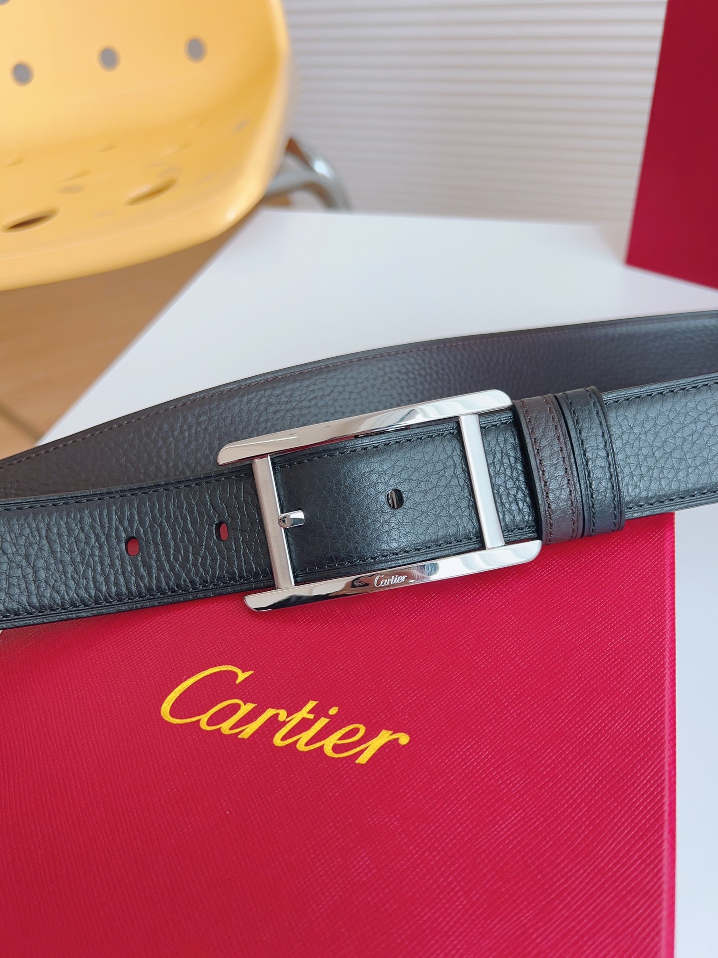 
Cartier（卡地亞）憑借匠心傑作展現與眾不同的美感，融合精湛工藝與經典設計，演繹雋永風格；瀟灑不羈，果敢獨立！此款式易搭配服飾；休閒正裝兩相宜。皮帶寬度：35mm