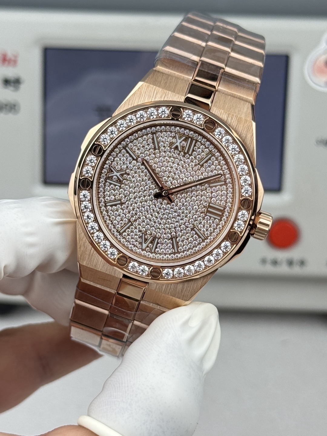 Factory 獨家力作👍
蕭邦AlpineEagle雪山傲翼系列
🌈彩T鑽🌟變色龍🦎滿天星✨限量款及隱藏款首推
如炬目光，比擬暗夜星芒⛰️於山川湖海間🌊洞見紳士願景與磅礡未來👔
尺寸：原裝一致41mmX9.7mm
機芯：9015改Chopard 01.01-c
錶鏈：獨家原版開模金磚型鏈節一體式錶鏈
岩石紋錶盤，鍍銠羅馬數字，時針及分針時標均覆以Super-LumiNova® X1級螢光塗層
致獻當代“雄鷹”，志存高遠之人在日常生活中超邁群倫，其視野啓迪人心、昇華情志。憑借遠見和決心，