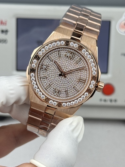 Factory 獨家力作👍
蕭邦AlpineEagle雪山傲翼系列
🌈彩T鑽🌟變色龍🦎滿天星✨限量款及隱藏款首推
如炬目光，比擬暗夜星芒⛰️於山川湖海間🌊洞見紳士願景與磅礡未來👔
尺寸：原裝一致41mmX9.7mm
機芯：9015改Chopard 01.01-c
錶鏈：獨家原版開模金磚型鏈節一體式錶鏈
岩石紋錶盤，鍍銠羅馬數字，時針及分針時標均覆以Super-LumiNova® X1級螢光塗層
致獻當代“雄鷹”，志存高遠之人在日常生活中超邁群倫，其視野啓迪人心、昇華情志。憑借遠見和決心，