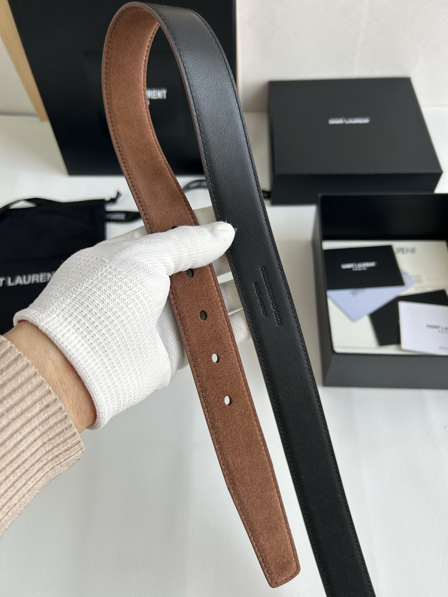 聖羅蘭 女士腰帶，進口小牛皮 配以CASSANDRE 標識腰帶環。古銅色金銀五金可選。精緻優雅的設計，寬度3.0cm