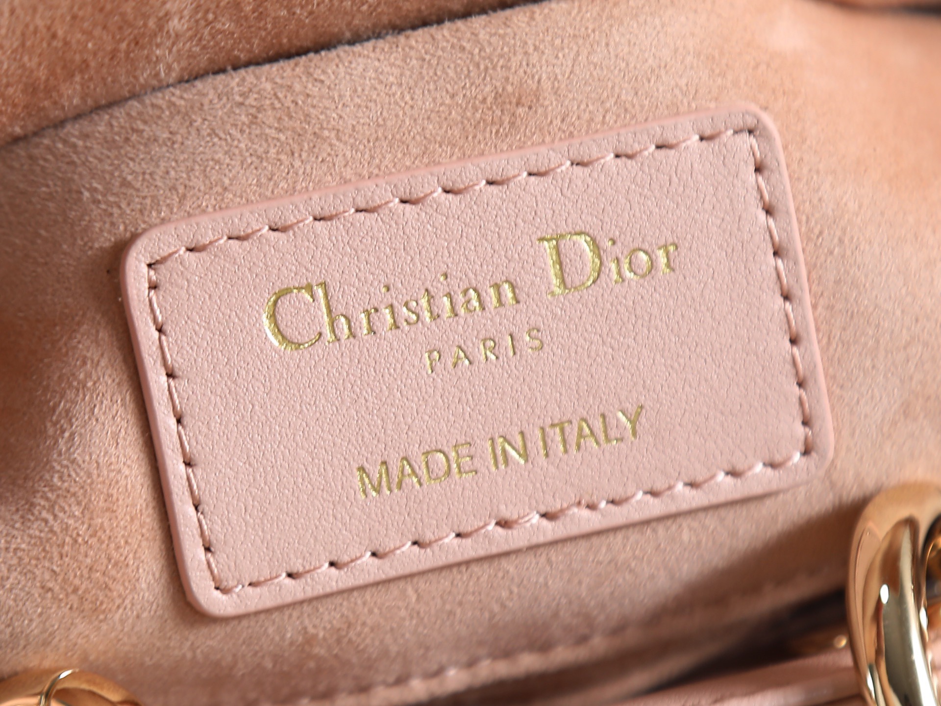 原廠級 粉色 迷你尺寸
𝗗𝗶𝗼𝗿 𝗗-𝗝𝗼𝘆 𝗯𝗮𝗴羊皮2025款新款
時尚果然就是輪回，回歸了一把中古戴妃
長方包形，短鏈條➕細長肩帶直接封神！！
復古時髦感超強，真是什麼場合都可以把住
絕對是lady中的天花板了，強勢出圈啦姐妹們
款號：0636
尺寸：19x10.5x5.5cm
