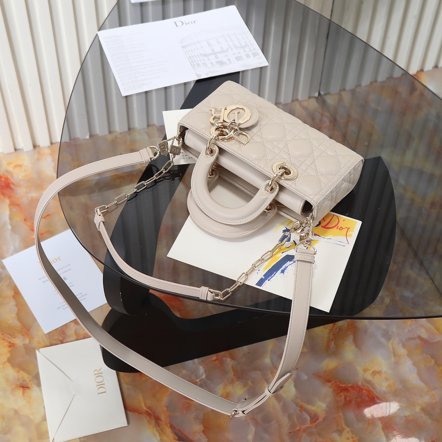 D-joy  原廠級別 

小號尺寸 米色現貨‼️ M0613

全新D-joy強勢回歸，最新小號✔️大爆款的節奏🔥，包包自帶兩條肩帶，多種背法🙋🏻‍♀️，上身又美又颯，經典的菱格設計🥅，搭配漆皮優雅又時尚🌿

size：22.5-6-11.5cm
