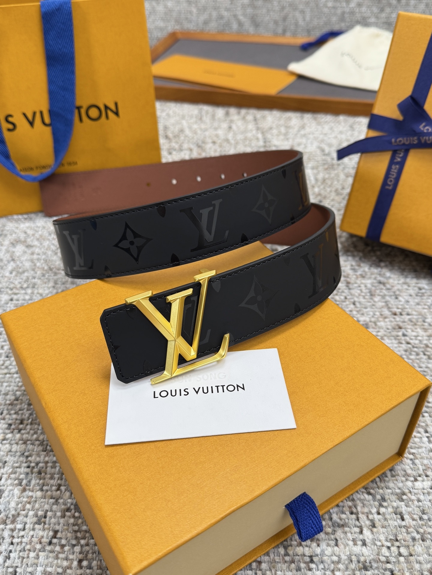 
Louis Vuitton LV腰带 丝印系列 原厂五金 精致手工绘边 柔软舒适 宽4.0
