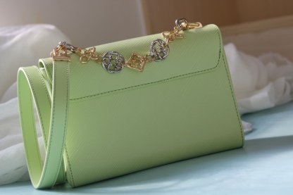 原版品質[玫瑰]歡迎貨比三家[玫瑰]款號：50391/22773/22774/23074/22768[玫瑰][玫瑰][玫瑰]本款Twist中號手袋將品牌標誌性Monogram花卉精巧融入裝飾鏈條，與雙色鎖扣相互呼應，優雅詮釋當季 TwistedFlowers主題。內貼袋之一配有可拆卸鏡子。
23x17x9.5釐米(長度x高x寬) Epi粒面皮革牛皮革飾邊牛皮革內襯金屬件
LVTwist扭鎖
內貼袋，配有可拆卸鏡子後側內貼袋
大號前內袋配有拉鍊袋肩帶:可拆卸，可調節包帶半長:350釐米