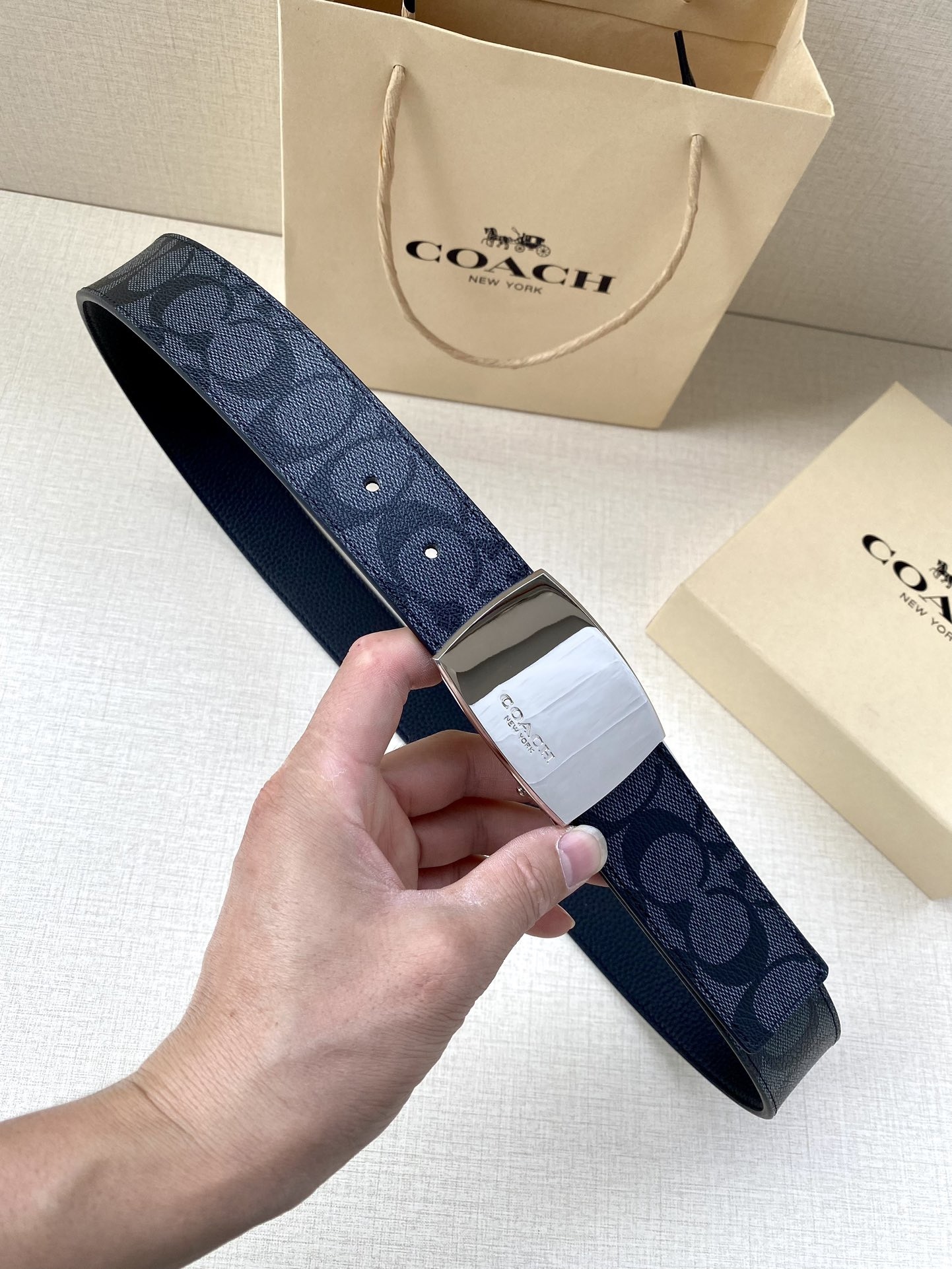 寬度3.8cm COACH 這款雙面腰帶一面為經典標誌帆布材質，另一面為精制皮革材質，配有標誌性扣件，將兩種外形合二為一。通過簡單的說明，可用剪刀剪裁至完美合身度。
標誌印花配頭層牛皮
可裁剪
雙面
38M (寬)