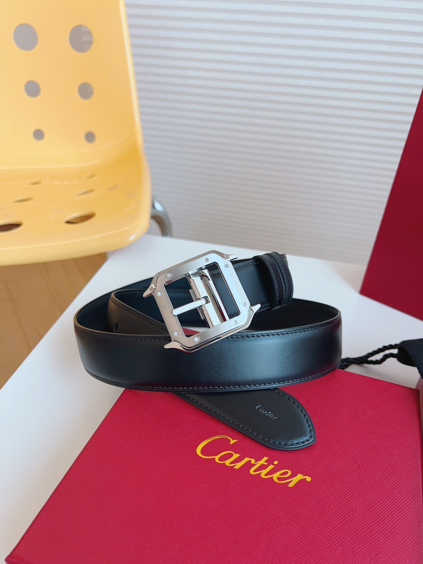 
Cartier（卡地亞）憑借匠心傑作展現與眾不同的美感，融合精湛工藝與經典設計，演繹雋永風格；瀟灑不羈，果敢獨立！此款式易搭配服飾；休閒正裝兩相宜。皮帶寬度：35mm
