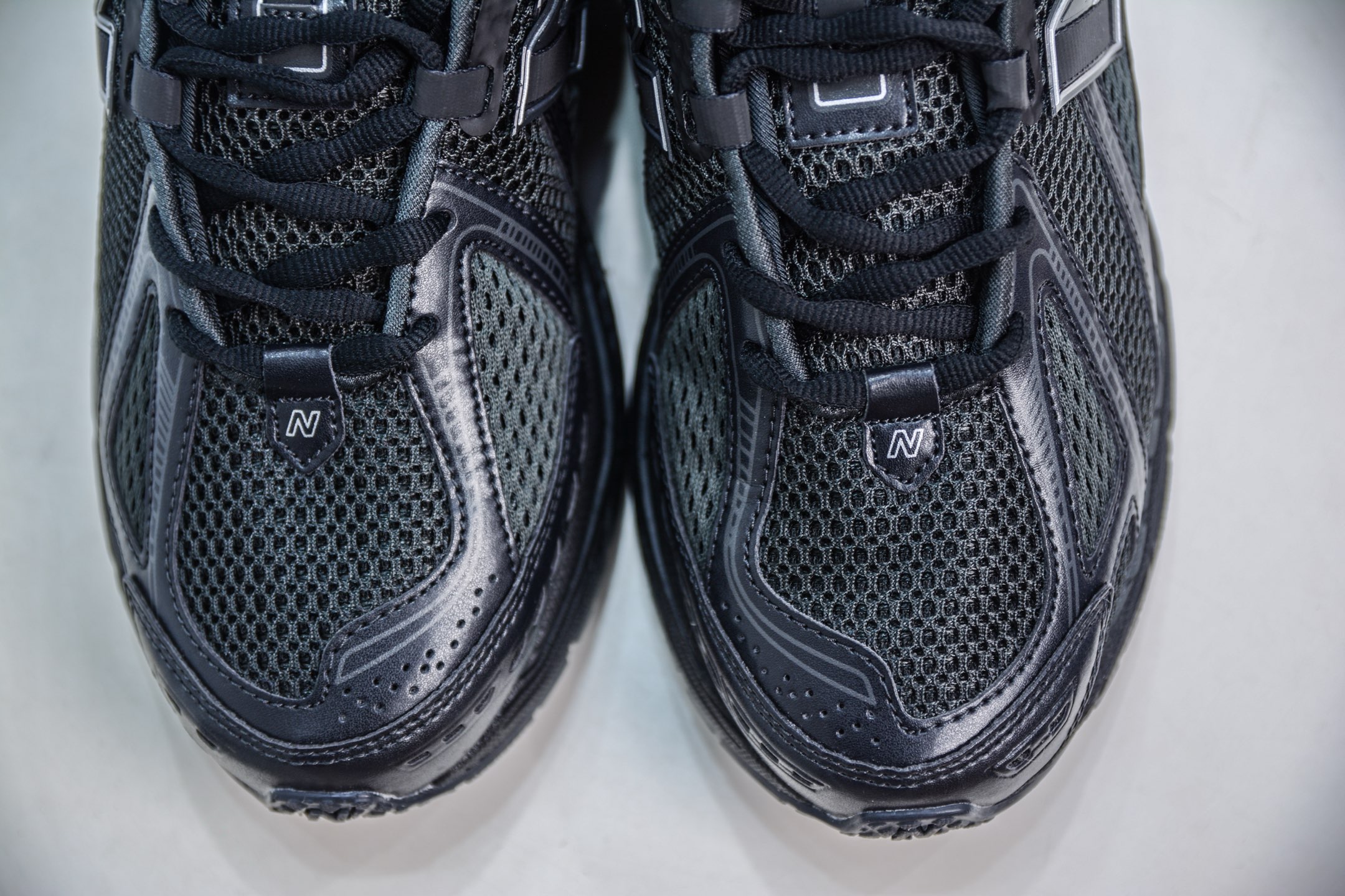 New Balance M1906R系列 復古老爹防滑耐磨低幫 跑步鞋 
貨號：M1906RJB
尺碼：36 37 37.5 38 38.5 39.5 40 40.5 41.5 42 42.5 43 44 45 46.5