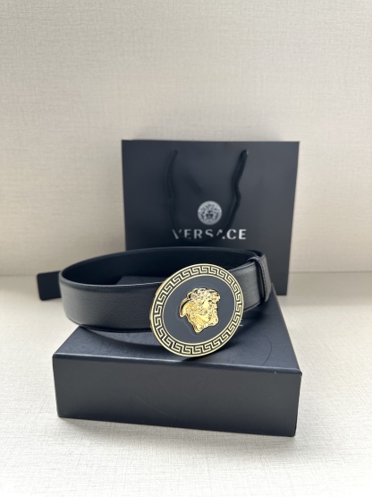 寬度：4.0cm （範思哲） 此款橢圓五金配件、腰帶飾有標誌性的Versace美杜莎頭像扣，彰顯品牌格調。是一款精美的衣櫥必備單品。