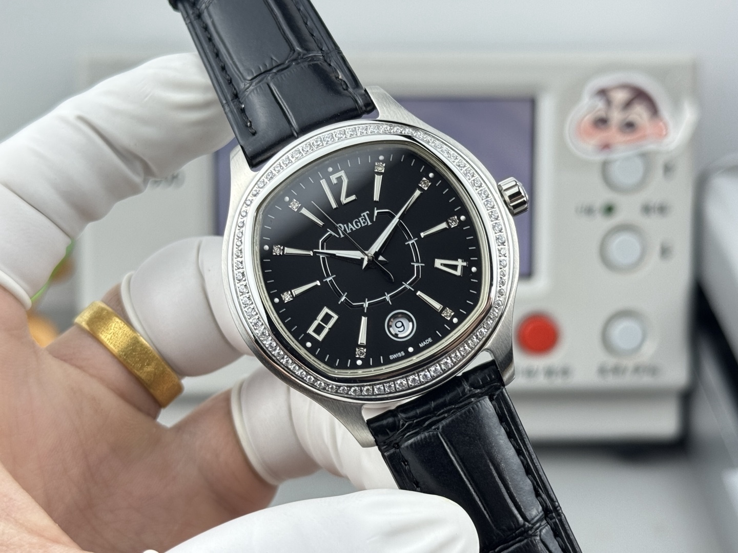 
最新推出男士款”
熱賣款🔥🔥🔥！方形殼—在推出新面孔—更別緻—更有型—經典
品牌：伯爵(方正卓絕 精緻之作）爆賣款🎉🎉🎉
類型：精緻款男士腕表（卓越）有轉必賣
錶帶：真牛皮&316L錶帶（舒適）大氣磅礡
機芯：超頂級機械2824機芯（穩定）
材料：礦物質超強鏡面（耐磨）
大氣風範 無限渴望 特別創意 載譽上市
尺寸：直徑42mm厚10mm榮譽
新款上市！歡迎轉載！