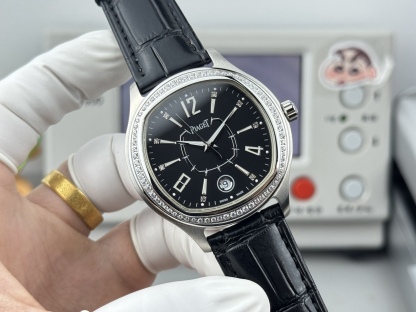 
最新推出男士款”
熱賣款🔥🔥🔥！方形殼—在推出新面孔—更別緻—更有型—經典
品牌：伯爵(方正卓絕 精緻之作）爆賣款🎉🎉🎉
類型：精緻款男士腕表（卓越）有轉必賣
錶帶：真牛皮&316L錶帶（舒適）大氣磅礡
機芯：超頂級機械2824機芯（穩定）
材料：礦物質超強鏡面（耐磨）
大氣風範 無限渴望 特別創意 載譽上市
尺寸：直徑42mm厚10mm榮譽
新款上市！歡迎轉載！