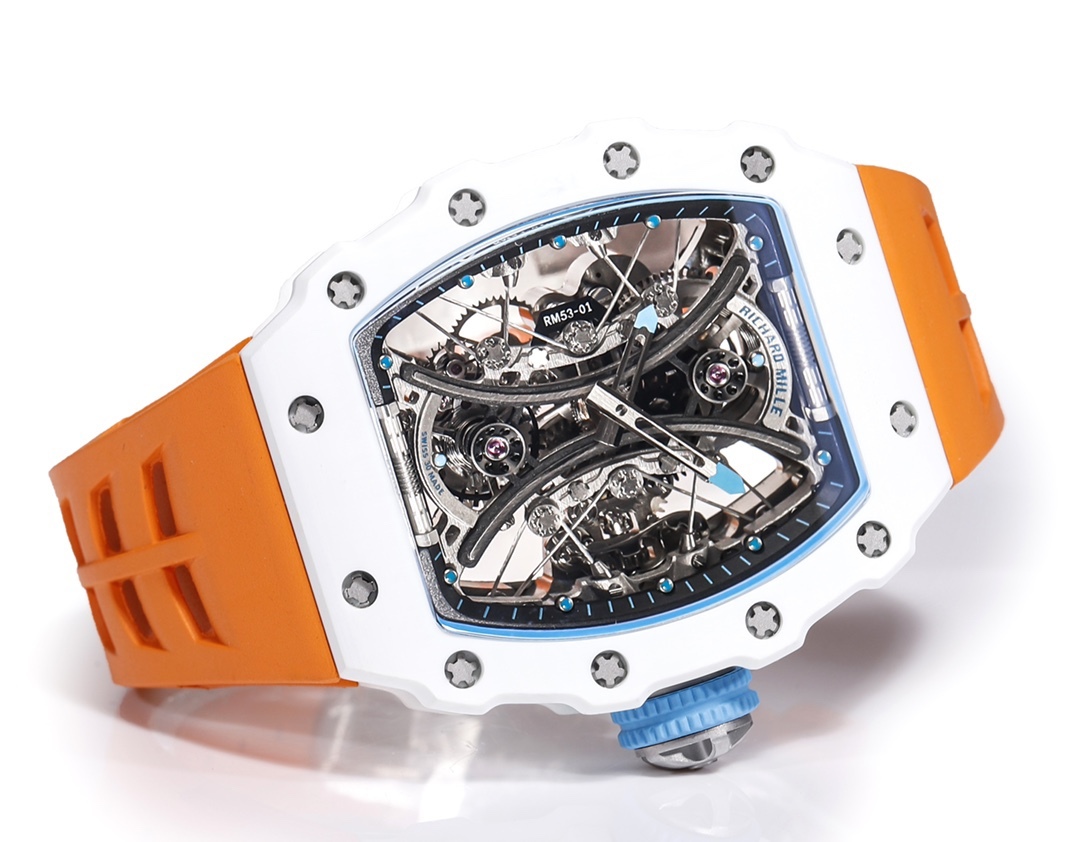 白色TPT石英纖維
【RICHARD MILLE】理查米爾RM53-01 將腕表設計與運動賽事相互結合，完美詮釋了賽場上的勇者堅定信念、頑強拼搏的精神。RM53-01以馬術運動為背景，採用多種高科技材料來抵御運動時帶來的強烈撞擊，從而保證不受破壞、正常運轉。高科技材質打造如同“護具”。“RM 53-01 PABLO MAC DONOUGH”的陀飛輪腕表，此款腕表除具備運動腕表的動感與活力外，還配備了堅固的TPT®碳纖維表殼、層壓藍寶石水晶表鏡以及固定機芯的懸浮式鋼索，有效的降低巨大衝擊、