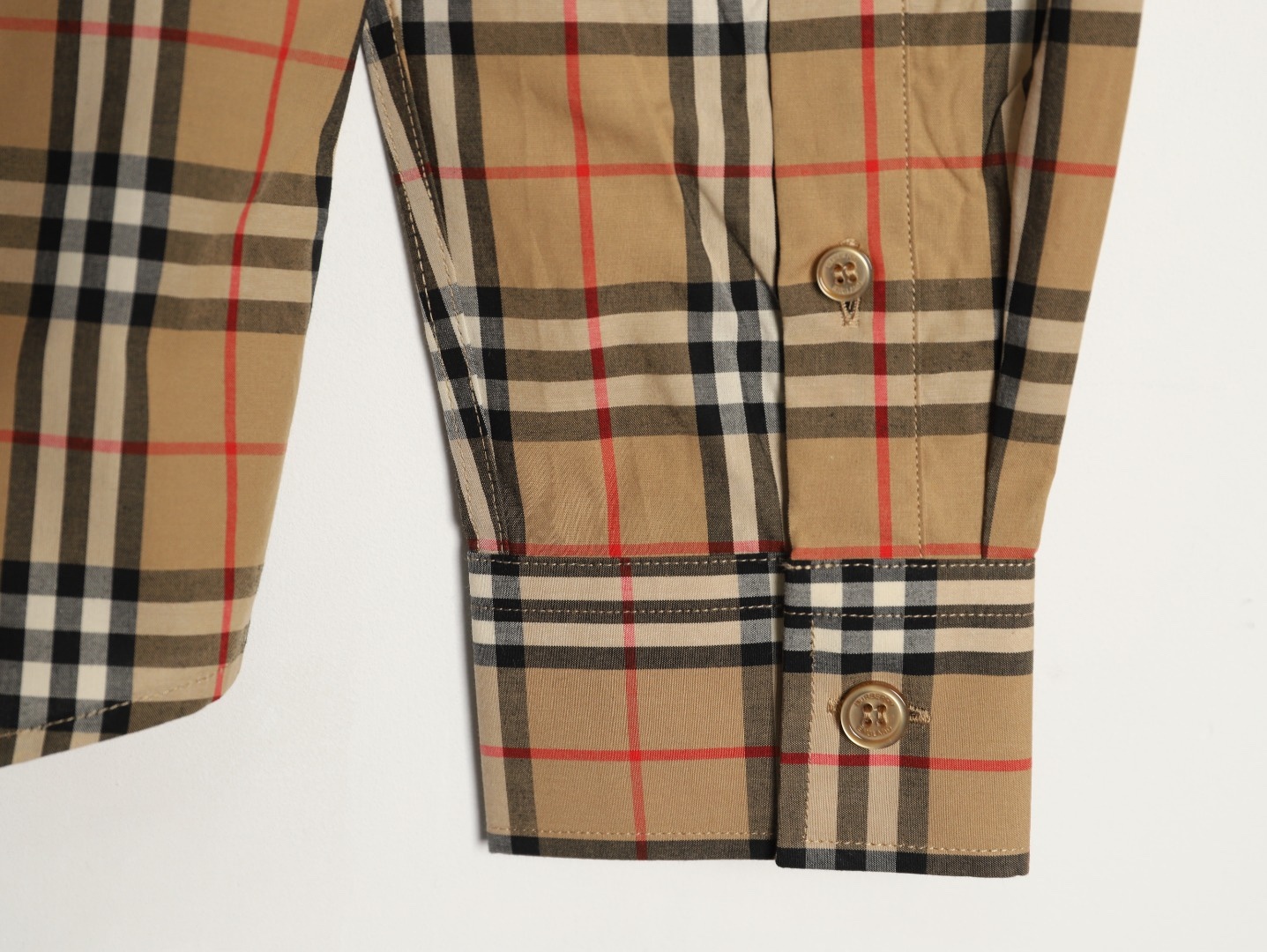 Burberry/巴寶莉 經典口袋小格紋棉質長袖襯衫
面料採用雙股80支梭織小斜紋面料，格紋對位，
紗線定織定染，每個獨立的尺碼都是定位裁片，前幅，口袋，
袖子等部位都是對格對位的，工序複製，費時費料，採用純天然珍珠貝殼紐扣，
洗水嘜定制，多處手工一片一片激光剪裁對位，
所有工序，用料都是ZP做法，區別市面一眼假版本
顏色：卡其小格
S Size：S-XL