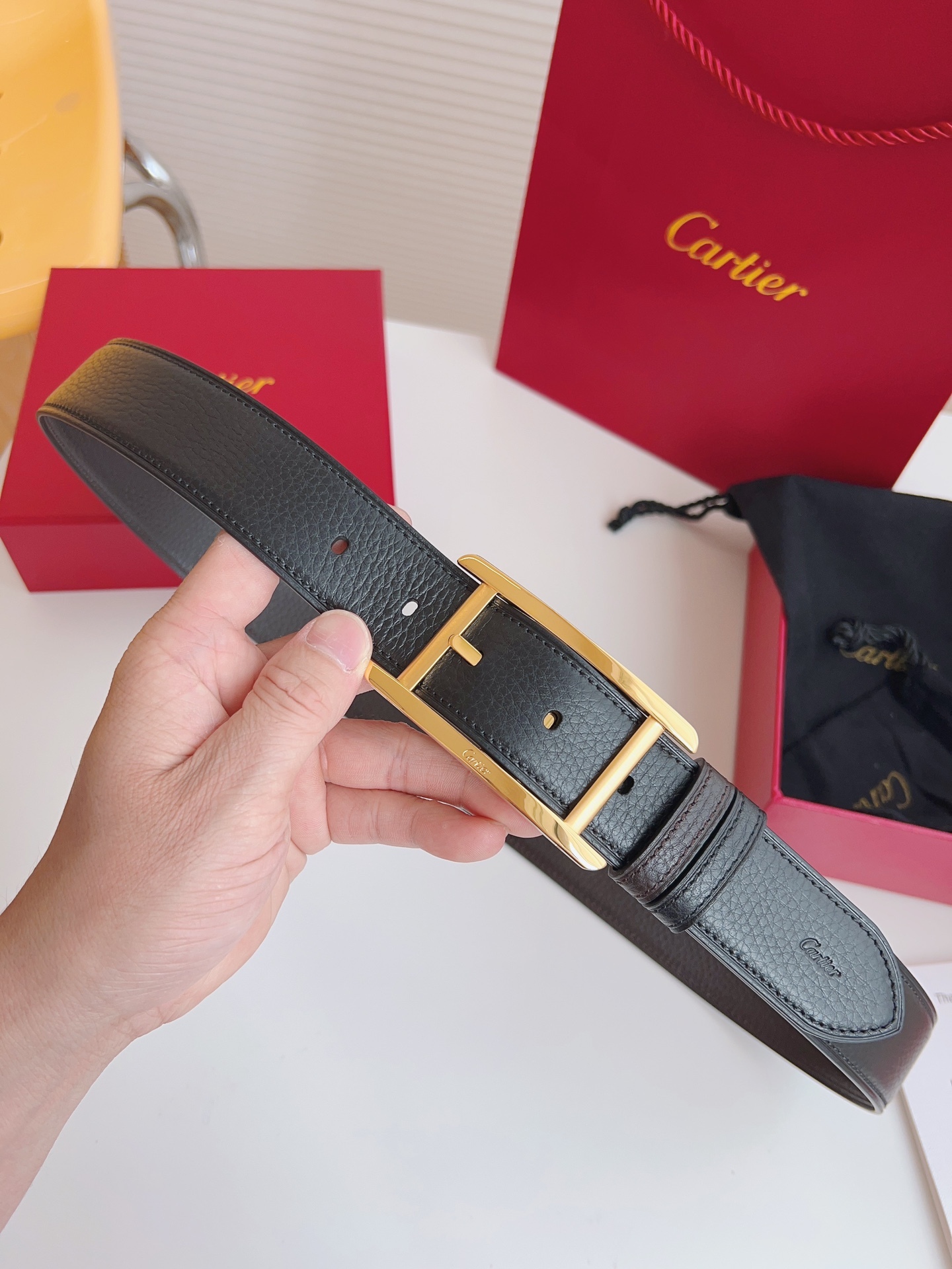 
Cartier（卡地亞）憑借匠心傑作展現與眾不同的美感，融合精湛工藝與經典設計，演繹雋永風格；瀟灑不羈，果敢獨立！此款式易搭配服飾；休閒正裝兩相宜。皮帶寬度：35mm