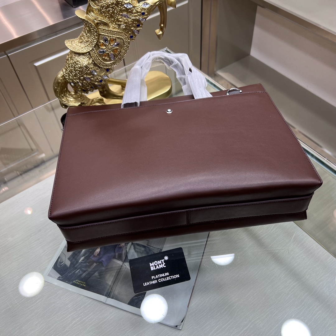 Montblanc International（萬寶龍）🔥萬寶龍新款男士定型公文包，採用進口頭層定型牛皮製作，搭配頂級五金配件，帶密碼鎖，在公文包系列中實屬佼佼者。商務人士與潮流達人皆適用的款式。[色]喜歡的速度下單✅
型號：1161-1
尺寸：39-29-10
顏色：黑色、啡色