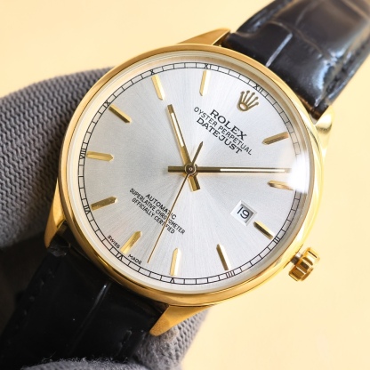 
最新爆款主推☄️☄️ 勞力士【ROLEX】男士腕表 採用獨特的錶盤設計 搭配而來的是更高檔奢華的勞力士🪐， 初識勞力士必憧憬有朝一日能擁有它，戴上勞力士必順風順水必發達，你值得擁有，歡迎評鑒！！
機芯：搭配全新進口8215西鐵城（零返修） 尺寸：40🥇 鏡面：藍寶石玻璃永不刮花 材質：316L精鋼表殼 動力：儲存48小時 防水深度：100米🥈 🥉意大利小牛皮帶，原裝針扣！