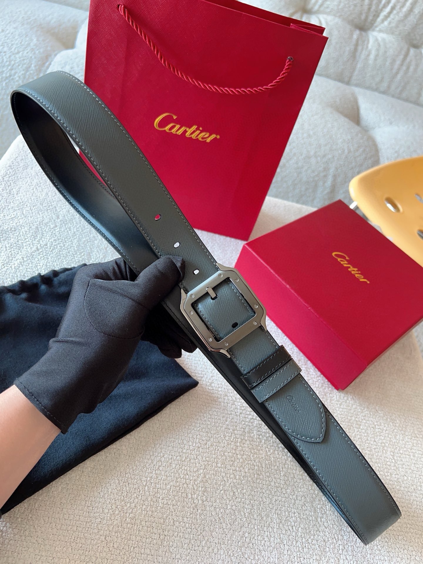 
Cartier（卡地亞）憑借匠心傑作展現與眾不同的美感，融合精湛工藝與經典設計，演繹雋永風格；瀟灑不羈，果敢獨立！此款式易搭配服飾；休閒正裝兩相宜。皮帶寬度：35mm