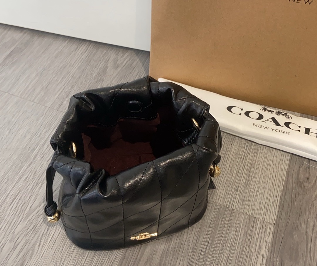 新品 CDB69迷你Faye雲朵包太精緻了 新款迷你Faye雲朵包太精緻太可愛了黑色小羊皮絎縫設計妥妥的風搭配這個冬天不失美麗 
尺寸16-17-13