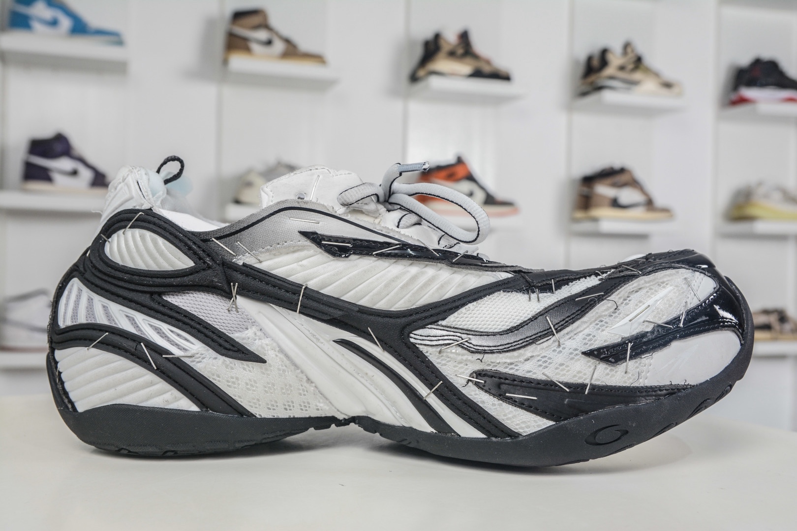 Balenciaga 巴黎世家 訂書釘 23代 Soleless 圓頭系帶 低幫 黑白色
貨號：841506 WOYX0 1910
尺碼： 39 40 41 42 43 44