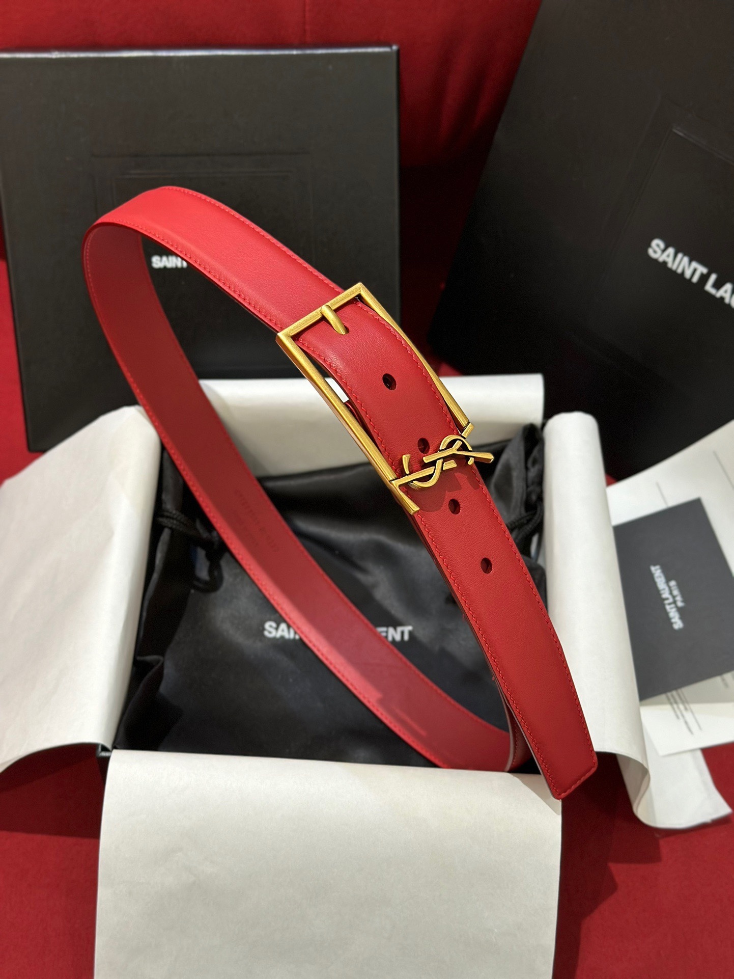 新款聖羅蘭 YSL
這款女款腰帶復古精工金屬扣將復古風與現代時尚相融合，呈現的恰到好處，時尚標配青睞有加，每針每一線都非常精緻，雙面頂級牛皮材質，搭配頂級黃銅針扣寬度3.0