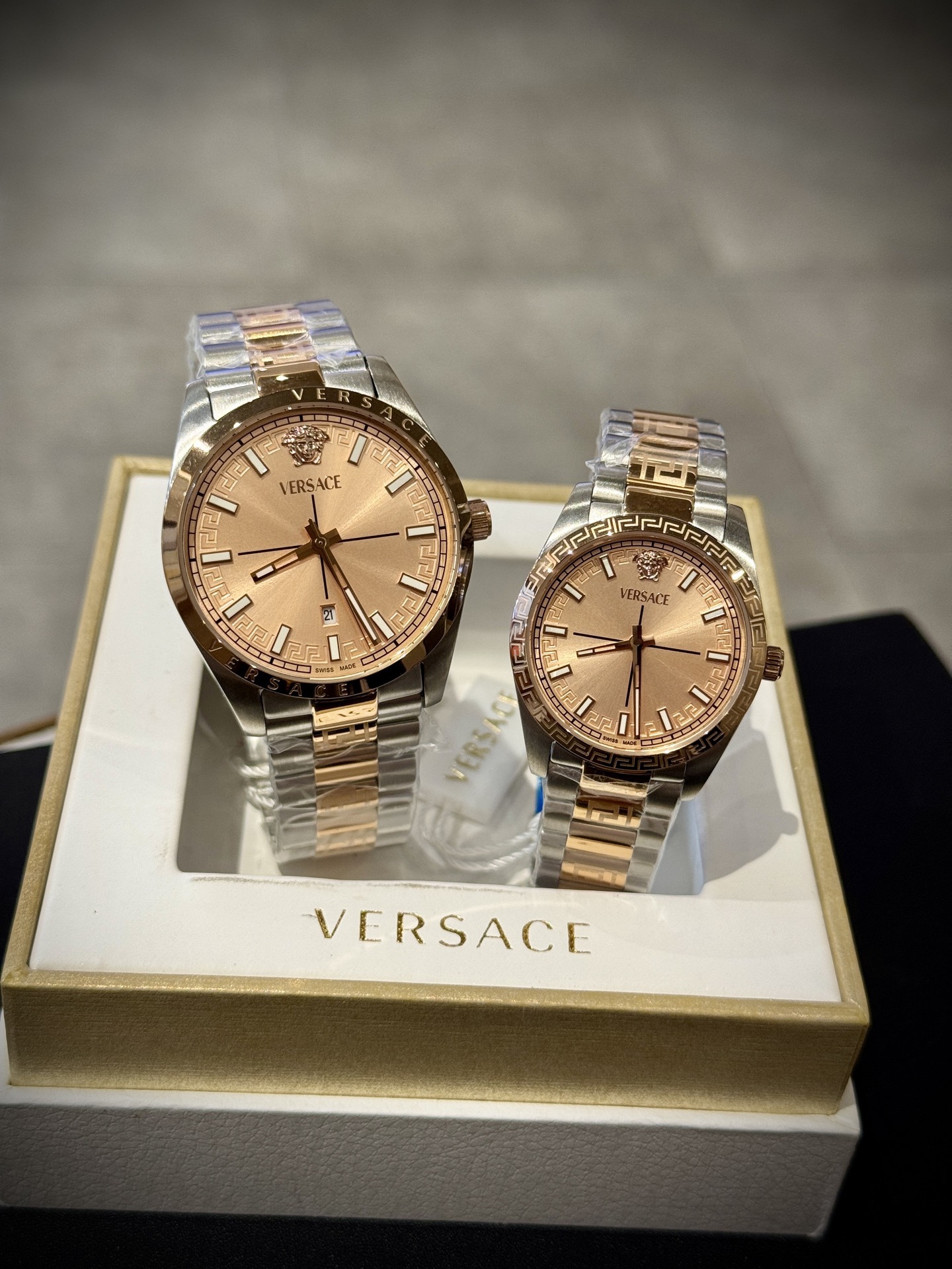 
Versace範思哲石英手錶，VERSACE MILLENYIUM  LADY系列，採用希臘回紋元素錶盤，12時位飾有美杜莎頭像展現範思哲經典圖案魅力，錶鏈印刻希臘回紋搭配雙按蝴蝶扣設計，兼具時尚與舒適，錶盤男款40mm 女款32mm 30米生活防水，進口石英機芯

立即搶購👉