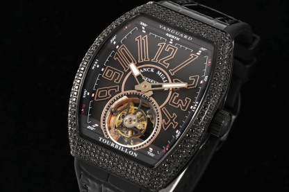 RMS 最新款 頂級復刻 法蘭克穆勒V45 Vanguard陀飛輪系列 歷時多年研發機芯 
1 1:1 超級復刻原裝複雜法穆蘭陀飛輪機芯 細節完美到位 打造正品機芯獨具的雙發條盒 超薄工藝 
2超長72小時動力儲存 告別每天手動上鏈 高端玩家的定制款 把頭上鏈30個半圈 發條盒為滿 不需要過度上鏈 
3 千錘百鍊 316L精鋼表殼 超薄表殼 與原裝一致厚度 彎曲弧度 更加貼合手腕 佩戴舒適 
4 純正進口意大利小牛皮 貼合手感品質一流的進口氟橡膠錶帶 與正版全完通用互換
5瑞士工程師 原版機芯拆解 一比一