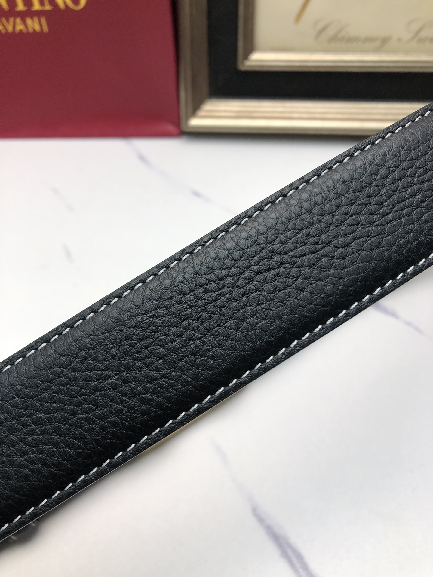 華倫天奴：原單頭層牛皮荔枝紋面，內襯頭層小牛皮底，搭配原單自動扣，可裁剪的自動帶，此款腰帶面雙採用意大利原定廠制進口牛皮帶身 ，對專版櫃足寬3.5