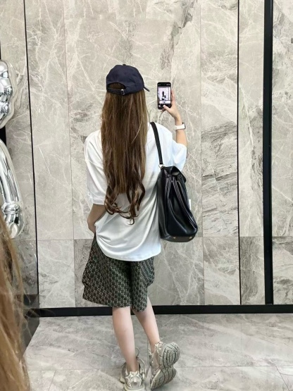 Louis Vuitton/路易威登 25ss 印章logo印花短袖
本款T恤以柔軟透氣的棉質針織裁出休閒廓形。胸前印章點綴多樣路易經典元素，涵蓋品牌創始年份，歌頌品牌的旅行與制箱傳承。

面料紗線支數為60支，屬於高支棉紗紗線細膩柔軟。單股結構使面料更輕盈透氣，雙面針織工藝，正反面紋理一致，面料結構緊密，彈性較好不易卷邊，觸感細膩適合貼身穿著。

TPU光油印花工藝，這是一種結合功能性材料與視覺效果的先進印花技術，尤其適用於提升面料的高端質感。印花用於增加光澤、立體感和特殊觸感，用於設計獨特