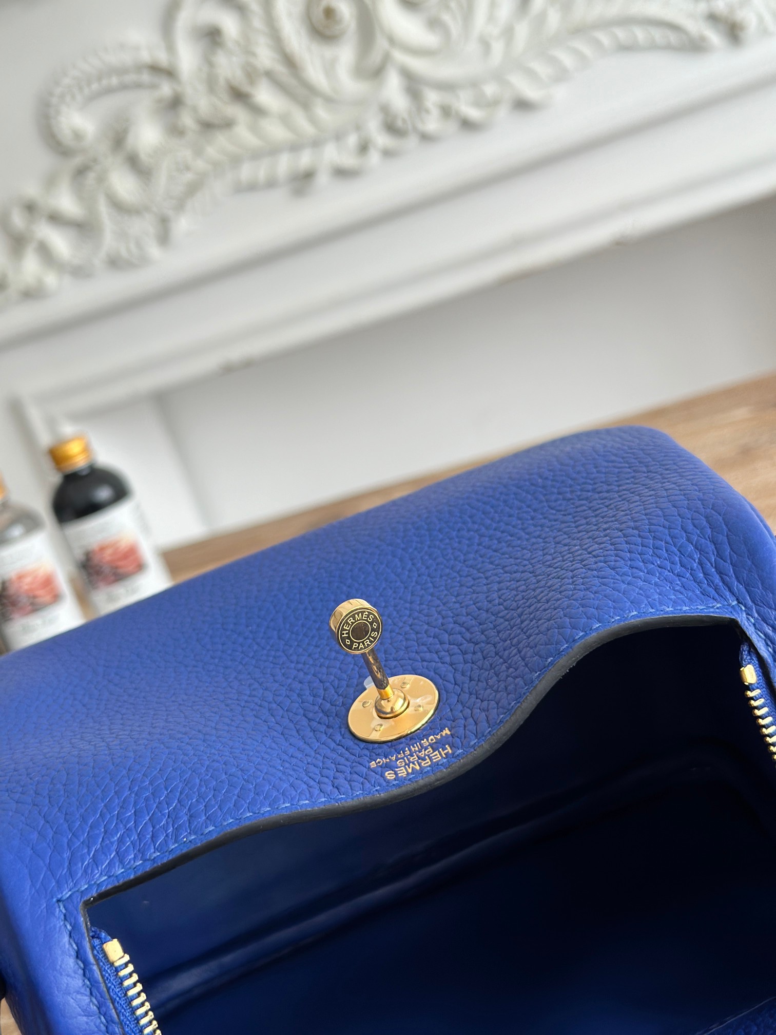 琳迪lindy 19cm	
Tc皮 蜜蠟線半手工縫製
lindy19保留了琳迪包所有細節的完整設計，側口袋、拉鍊等全部都是經典的設計√
這只小可愛暴擊了多少人的少女心