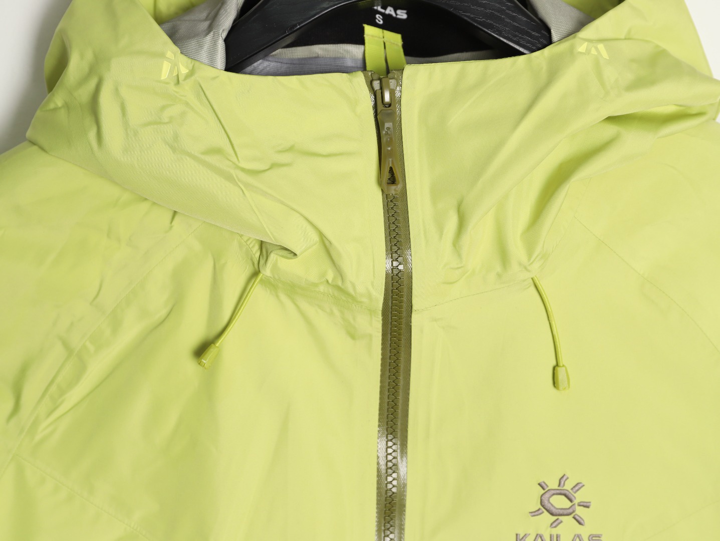 🔝Kailas 凱樂石· MONT X- LT  輕量化衝鋒衣外套

戶外與日常的理想之選，為你帶來極致體驗：

• 超輕量設計：M碼僅重284g，全衣重量減輕54%，極致輕量，穿上宛如無物，長時間徒步、攀爬毫無負擔。收納後體積小巧，如同一瓶礦泉水大小，輕鬆塞於背包一角，不佔空間。

• 卓越面料性能：採用40D GORE - TEX 3L面料，防水指數高達20,000mmH₂O以上，能抵御暴雨侵襲，在雨中行走也可保持身體乾爽。防風性能出色，可有效阻擋狂風。透氣指數達10,000g/m²/2