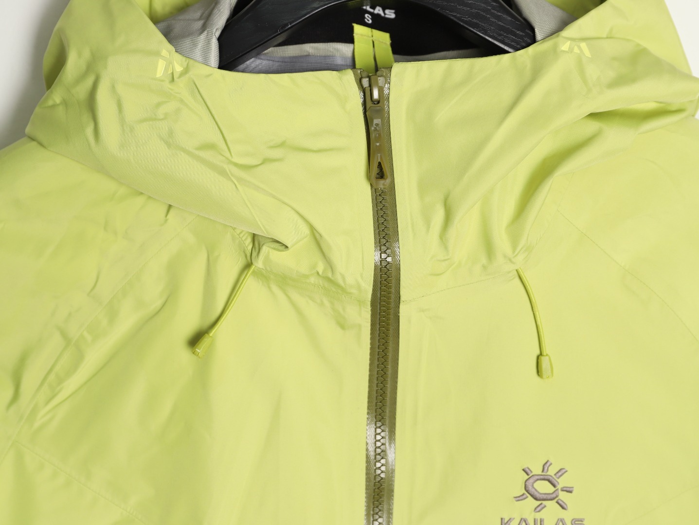 🔝Kailas 凱樂石· MONT X- LT  輕量化衝鋒衣外套

戶外與日常的理想之選，為你帶來極致體驗：

• 超輕量設計：M碼僅重284g，全衣重量減輕54%，極致輕量，穿上宛如無物，長時間徒步、攀爬毫無負擔。收納後體積小巧，如同一瓶礦泉水大小，輕鬆塞於背包一角，不佔空間。

• 卓越面料性能：採用40D GORE - TEX 3L面料，防水指數高達20,000mmH₂O以上，能抵御暴雨侵襲，在雨中行走也可保持身體乾爽。防風性能出色，可有效阻擋狂風。透氣指數達10,000g/m²/2