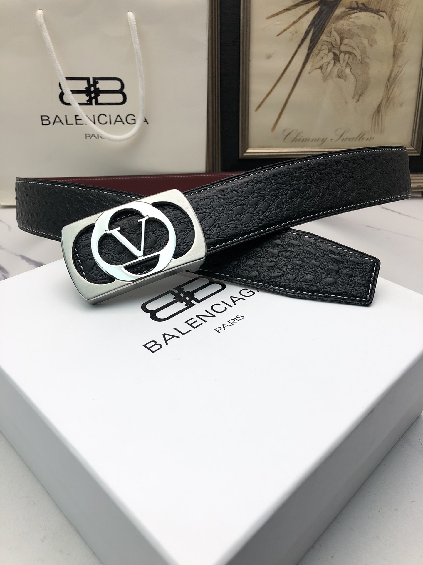 華倫天奴：原單頭層牛皮駝鳥花紋，內襯頭層壓橫紋牛皮底，營造織紋外觀。飾以標誌原單扣。專櫃寬度4.0