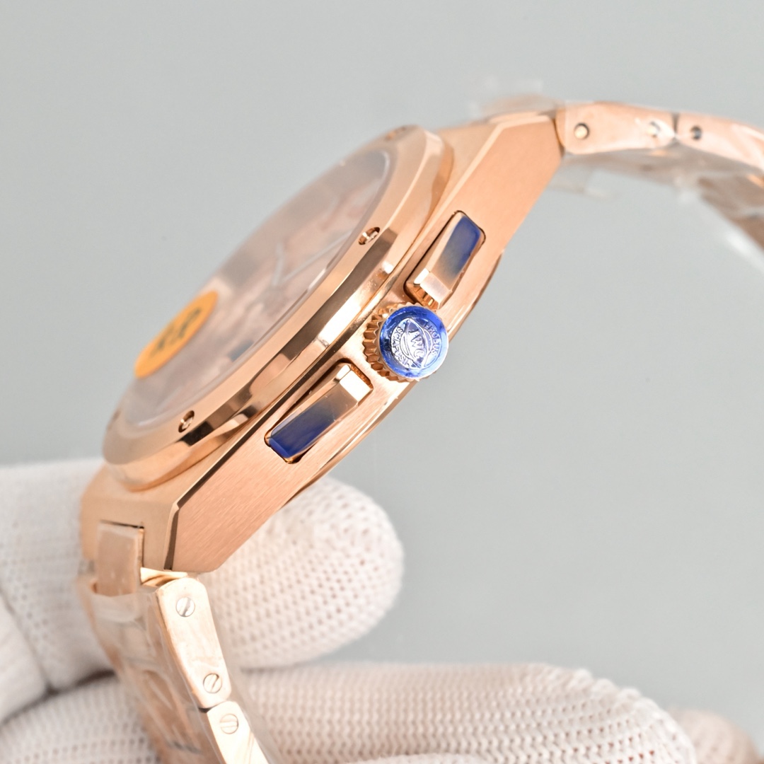 KR新品  萬國工程師系列萬年曆腕表，復刻界最複雜的腕表，所有功能同步原裝，所有功能調節通過把頭控制.
1⃣️【功能介紹】3點鐘位置顯示日曆，9點鐘位置顯示星期，6點鐘月份月相指針顯示。

2⃣️【做工精細】外殼採用原版同樣的三件套結構，中間拉絲，上下殼為拋光，鏡面採用高成本的鍋蓋形藍寶石，使其質感提升。

3⃣️【機芯性能】尺寸41.6mm,機芯採用天津機芯改82600，高效穩定，動力時間長達72小時以上，進行加裝複雜的萬年曆模塊，而且同步所有功能實現同步原裝通過把頭調節。
