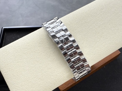 YF-新品🆕 滿鑽 快樂鑽36mm
2025最新款滿天星   原裝搭配美洲鰐魚錶帶 搭配2892機芯 蕭邦（HAPPY DIAMONDS）作為蕭邦最暢銷的系列一直以細膩的手法詮釋蕭邦標誌性靈動鑽石的概念，此系列作品柔美而時尚，都說男戴萬國女戴蕭邦 有金（進）有鑽（賺）寓意也很好。錶盤內的鑽石滾珠可自由滑行轉動，時來運轉 財運滾滾，讓每一位女性都以最迷人的造型驚艷世人。 這次給大家帶來的蕭邦快樂鑽系列 這次給大家帶來的蕭邦快樂鑽系列 是肖邦旗下最具代表性的腕表 最有特色的夾層玻璃的7顆，7顆鑽石產生自旋