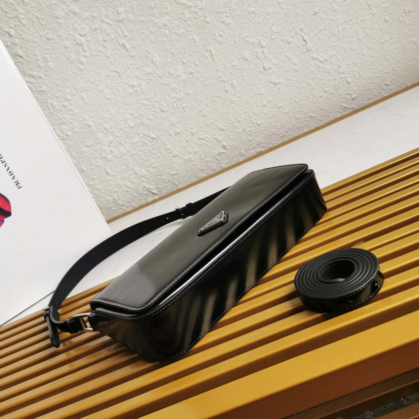 【 原單】🌹新款1BD323🎉🎉這款翻蓋式單肩包以充滿現代感👏採用進口牛皮，配有兩條可拆卸可交換長短肩帶。單肩/斜跨都可以。簡約優雅風尚、一眼相中復古又高級的包包，背上身秒變氣質女孩，容量空間大，各種百搭又時尚😘又是一款永久不過時暴款🙊趕緊入手吧🎉尺寸：長26x高12x底4.8cm🎉🎉🎉👏👏！