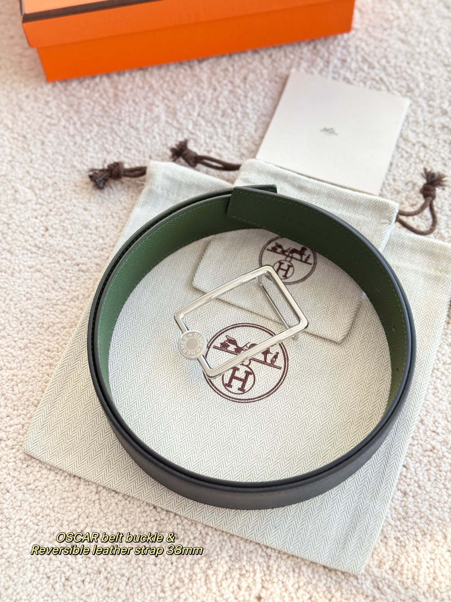 
❤️款 （ Y AA 080 ）OSCAR 精品五金 搭配双面进口Epsom 皮 宽度38MM 以其精湛工艺高品质材料和经典设计备受推崇 是男士腰带顶级选择 简约大气 适合商务和休闲场合 产品手感细腻 不仅是实用配饰 更是身份与品味的象征 ❤️