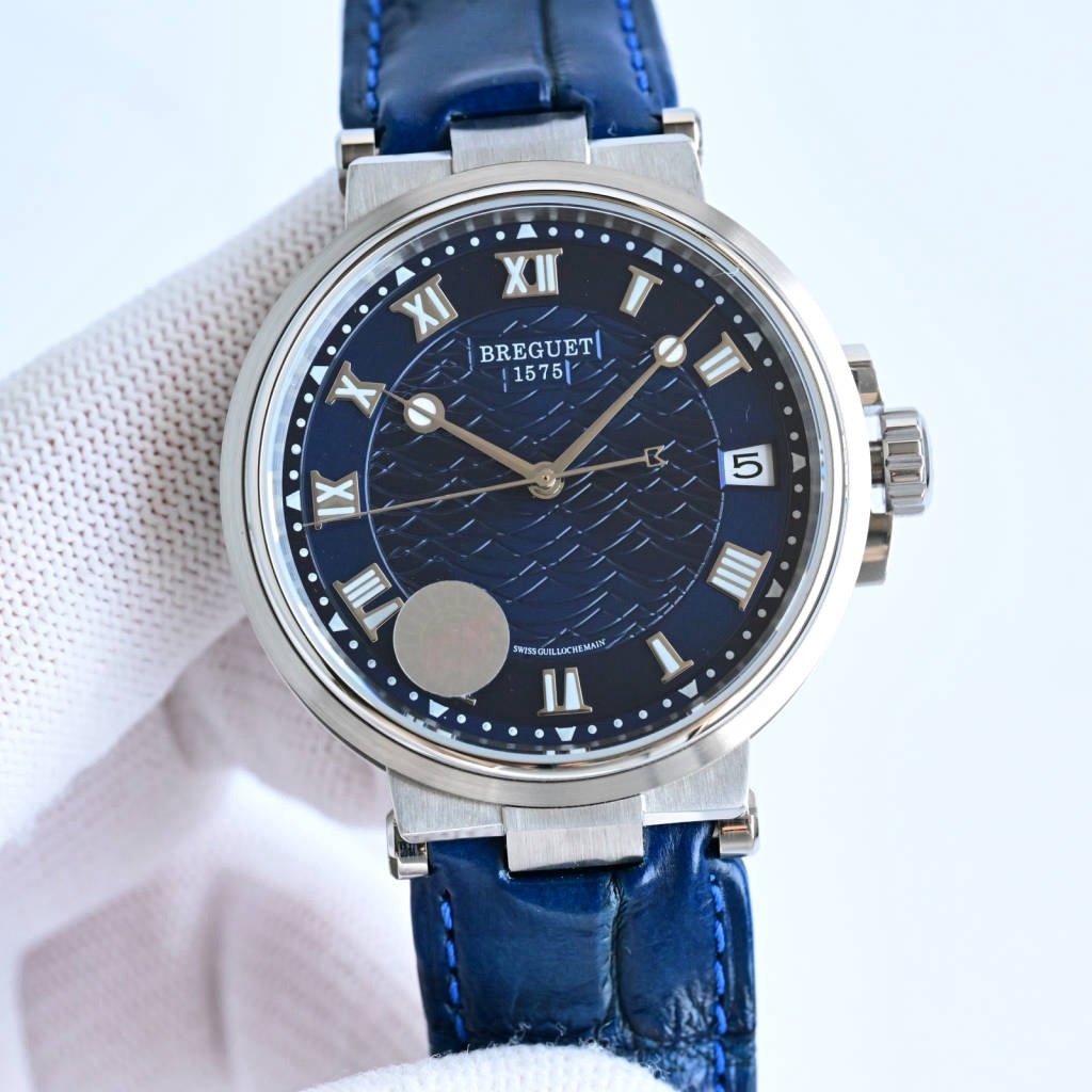 CF新品發佈會，寶璣-Breguet
航海MARINE航海系列5517款腕表，航海天文鐘的起源作品，“時計本是兵家利器”說的就是這款腕表，鐘錶界的巨作。工廠全面抄寫原裝數據，98%還原殼型字面，彰顯原裝優雅硬朗的氣質，原裝同款777A自動機械機芯，鐫刻獨立編號與寶璣先生簽名。直徑40毫米。正反均為藍寶石防刮玻璃，旋入式防水錶冠。實測防水深度100米。搭配飾有太陽放射紋錶盤，配裝進口鰐魚皮錶帶，以零頭的價格給您帶來原裝超值體驗。
