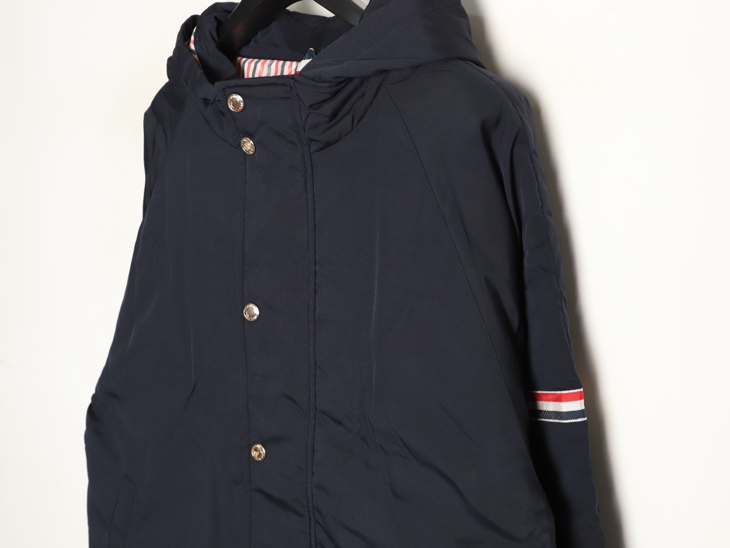 Thom Browne/湯姆布朗 袖標織帶長款羽絨服
採用進口90鴨絨填充 內外里加雙層內膽不會跑毛 高密度防風抗寒功能性面料 手感柔軟舒適  工藝更是精湛 嚴防鑽絨 採用國際先進的真空充絨技術 增加空氣隔層 不損傷羽線 能保持羽原有的柔軟性、彈性及手感 將羽絨的保暖性發揮到最佳！
N Size :1-3