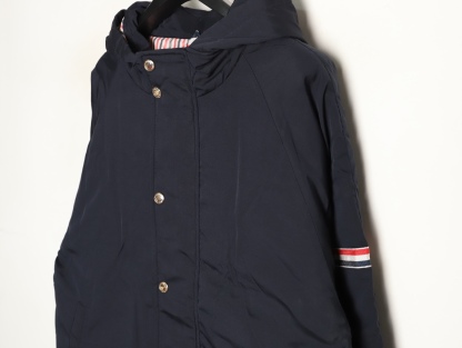 Thom Browne/湯姆布朗 袖標織帶長款羽絨服
採用進口90鴨絨填充 內外里加雙層內膽不會跑毛 高密度防風抗寒功能性面料 手感柔軟舒適  工藝更是精湛 嚴防鑽絨 採用國際先進的真空充絨技術 增加空氣隔層 不損傷羽線 能保持羽原有的柔軟性、彈性及手感 將羽絨的保暖性發揮到最佳！
N Size :1-3