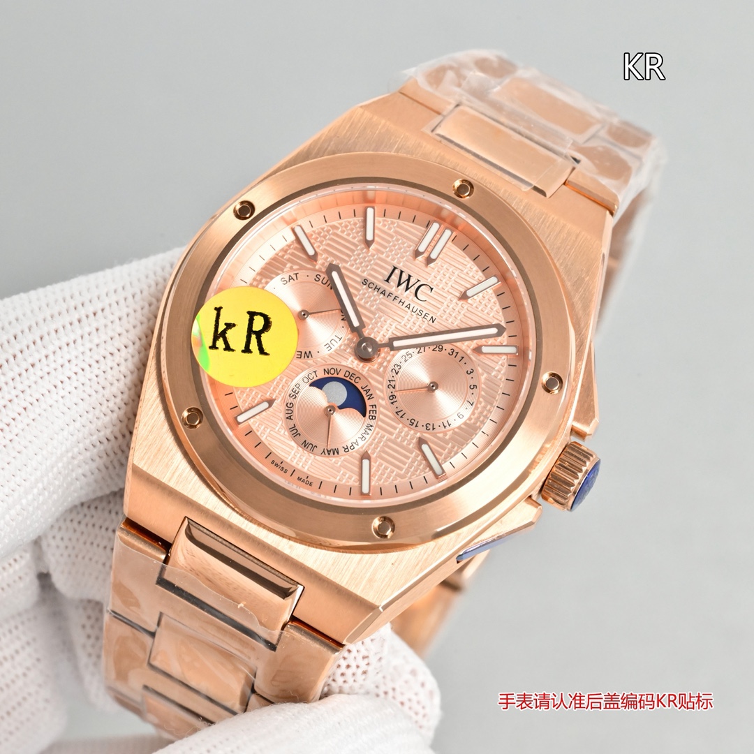 KR新品  萬國工程師系列萬年曆腕表，復刻界最複雜的腕表，所有功能同步原裝，所有功能調節通過把頭控制.
1⃣️【功能介紹】3點鐘位置顯示日曆，9點鐘位置顯示星期，6點鐘月份月相指針顯示。

2⃣️【做工精細】外殼採用原版同樣的三件套結構，中間拉絲，上下殼為拋光，鏡面採用高成本的鍋蓋形藍寶石，使其質感提升。

3⃣️【機芯性能】尺寸41.6mm,機芯採用天津機芯改82600，高效穩定，動力時間長達72小時以上，進行加裝複雜的萬年曆模塊，而且同步所有功能實現同步原裝通過把頭調節。
