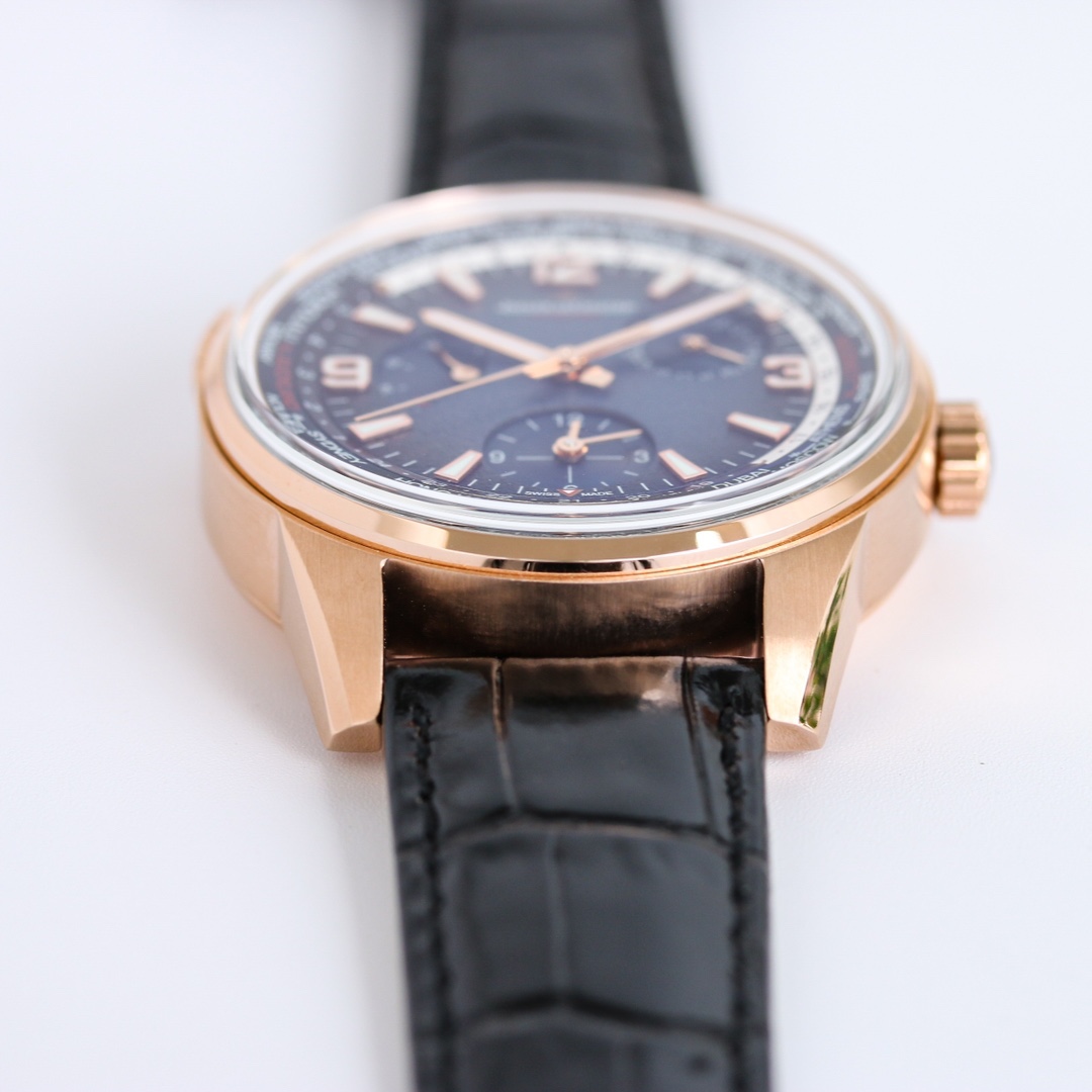 積家 北宸系列  Geographic WT“全球限量版”地理學家世界時腕表採用藍黑漸變色與全黑色錶盤 腕表的凸緣顯示全球24個時區 成為行動派男士旅行期間的可靠搭檔 佩戴者可透過10時位置的表冠設定 尺寸43mm表殼 316L鋼殼 搭配拱“鍋蓋”鏡面 採用亞洲機芯復刻版：936A/1自動上鏈 技術無與倫比 城市名部分以乳白色為基底 2時位置的日曆顯示 6時位置的第二時區顯示和10時位置的動力儲存顯示副錶盤飾以太陽放射狀飾紋 進口牛皮 升級版原裝折疊扣 SJ精緻推薦男士多功能機械腕表