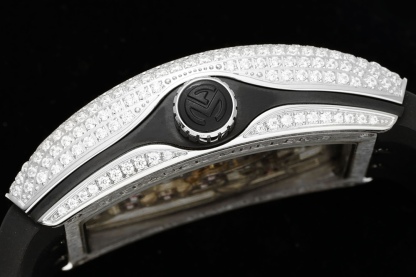 RMS最新款 頂級復刻 法蘭克穆勒V45 Vanguard陀飛輪系列 歷時多年研發機芯 
1 1:1 超級復刻原裝複雜法穆蘭陀飛輪機芯 細節完美到位 打造正品機芯獨具的雙發條盒 超薄工藝 
2超長72小時動力儲存 告別每天手動上鏈 高端玩家的定制款 把頭上鏈30個半圈 發條盒為滿 不需要過度上鏈 
3 千錘百鍊 316L精鋼表殼 超薄表殼 與原裝一致厚度 彎曲弧度 更加貼合手腕 佩戴舒適 
4 純正進口意大利小牛皮 貼合手感品質一流的進口氟橡膠錶帶 與正版全完通用互換
5瑞士工程師 原版機芯拆解 一比一甲