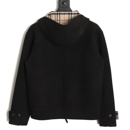 🔝BURBERRY巴寶莉BBR 雙面穿羊毛連帽外套
精選雙面羊毛斜紋面料，通過獨特的拉絨工藝處理，使表層呈現細膩豐盈的絨毛質感，觸感如雲朵般柔軟親膚，同時保留羊毛天然的保暖性與透氣性。一面以沈穩黑色演繹低調奢華，另一面則鋪滿標誌性的紅、黑、駝三色交織的經典圖案，既是品牌視覺符號，也為穿搭注入復古氣息。雙面可穿的設計，讓一件外套擁有兩種風格。
選用優質羊絨纖維進行精細紡紗，確保紗線的均勻性和強度。然後，通過先進的織造技術將紗線織成具有雙面效果的毛呢面料。
面料在裁剪前會經過預縮處理